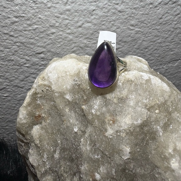 Elegant Amethyst Teardrop Ring - Picture 4 of 6